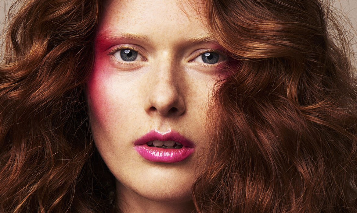 Para tu maquillaje monocromático en tonos cereza solo necesitas el pintalabios Flawless Fuschia de Infalible 24H de L’Oréal Paris.